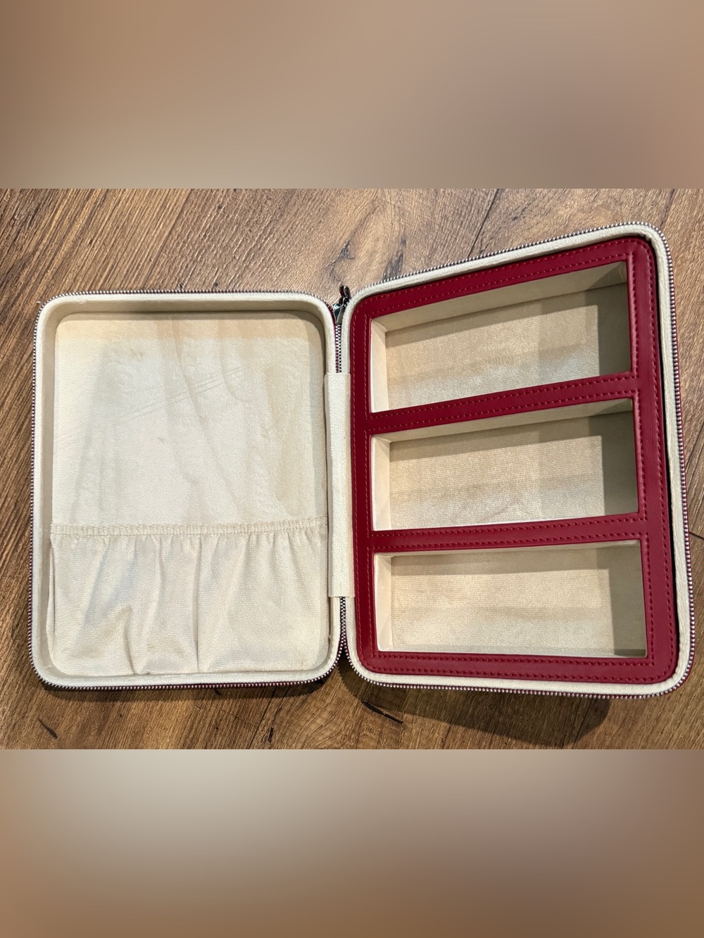 Lexxola - Jet-Setter: Cherry Red Travel Case - Picture 4 of 5